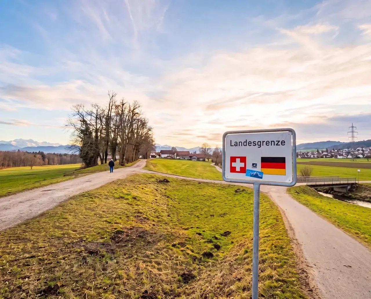 Luftaufnahme des Grenzübergangs Thayngen mit Fahrzeugen auf dem Weg in die Schweiz