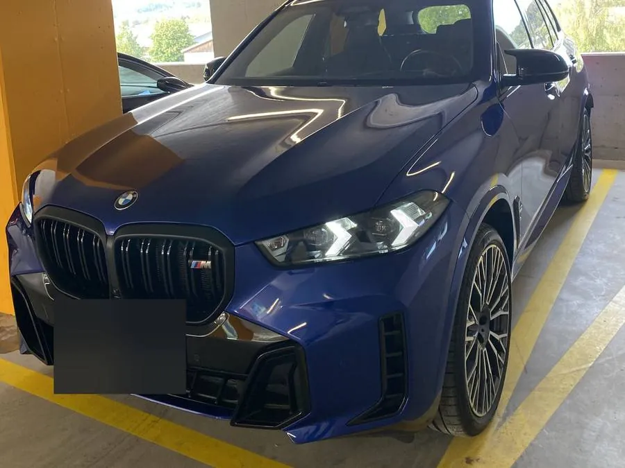 BMW X5 M60i nach der Verzollung überdacht in unserem Parkhaus, Kontrollschild abgedeckt