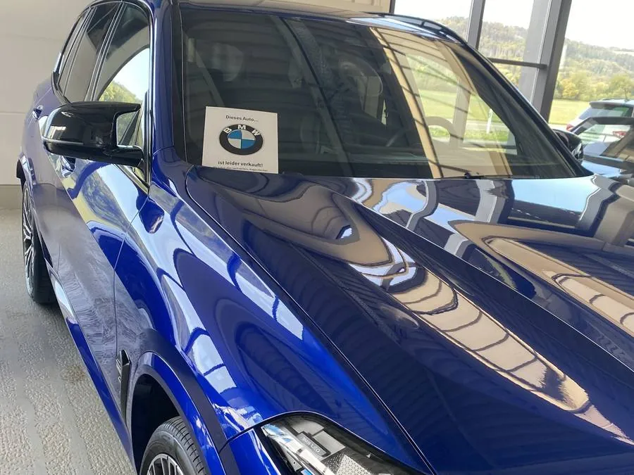 BMW X5 M60i im Verkaufsraum des Händlers in Deutschland, mit dem Schild «verkauft», am Tag der Übernahme
