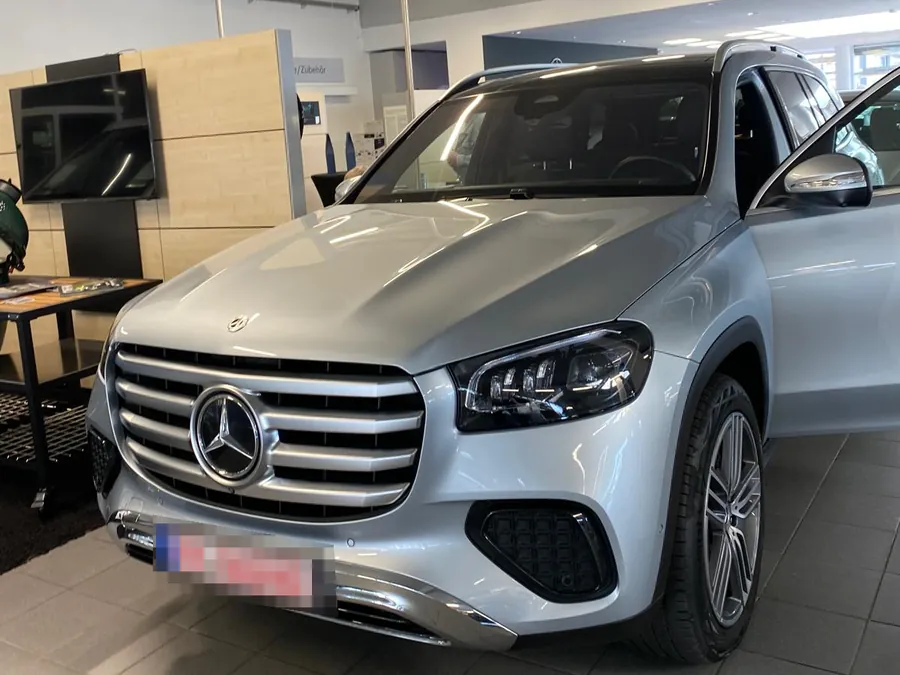 Mercedes-Benz GLS 450 d aus dem Auftrag im Verkaufsraum des Händlers in Deutschland, am Tag der Abholung, Kontrollschild unkenntlich gemacht
