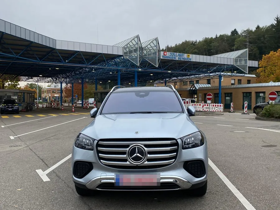 Mercedes-Benz GLS 450 d aus dem Auftrag von vorne auf dem Platz des Zollamts Thayngen-Bietingen, Kontrollschild unkenntlich gemacht