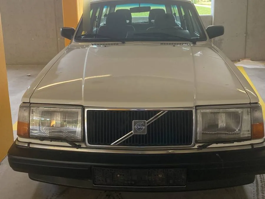 Volvo 240 Kombi von vorn, ohne Kontrollschilder, am Morgen nach der Einfuhr