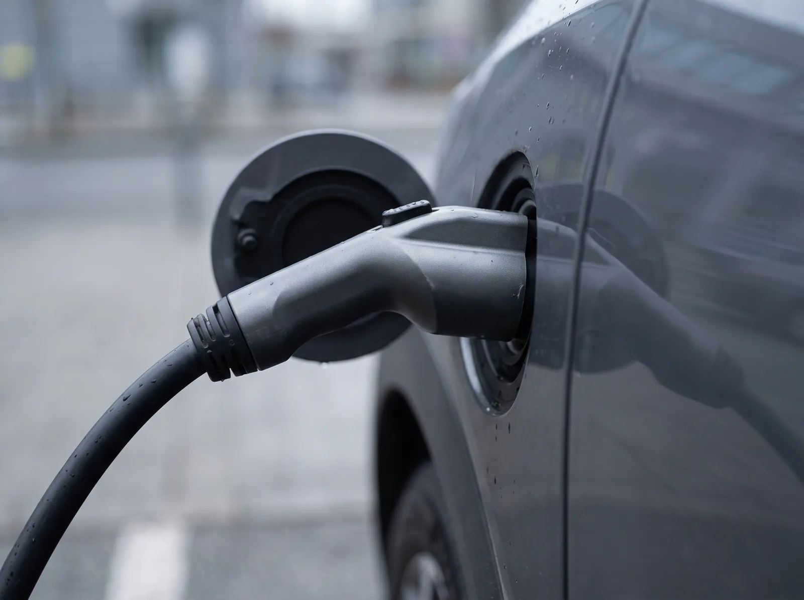 Ladekabel im Ladeanschluss eines Elektrofahrzeugs